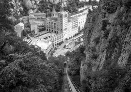 Lais Puzzle - Standseilbahn mit Blick auf das Kloster Santa Maria de Montserrat. Katalonien, Spanien in schwarz weiß - 1.000 Teile