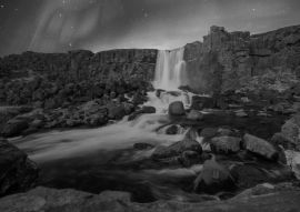 Lais Puzzle - Nordlichter/Aurora Borealis tanzen nachts über dem berühmten Oxarafoss-Wasserfall im Thingvellir-Nationalpark in Reykjavik in schwarz weiß - 500, 1.000 & 2.000 Teile