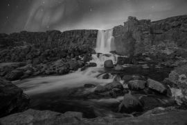 Lais Puzzle - Nordlichter/Aurora Borealis tanzen nachts über dem berühmten Oxarafoss-Wasserfall im Thingvellir-Nationalpark in Reykjavik in schwarz weiß - 2.000 Teile