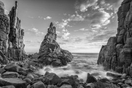 Lais Puzzle - The Pinnacles Rock, Cape Woolami, Phillip Island, Australien in schwarz weiß - 2.000 Teile