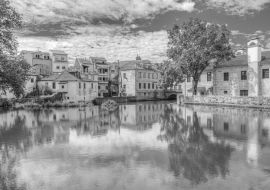 Lais Puzzle - Alte Gebäude in Viseu, die sich in einem örtlichen Bach spiegeln, Portugal in schwarz weiß - 1.000 Teile