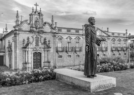 Lais Puzzle - Kapelle des Heiligen Franziskus in Guimaraes, Portugal in schwarz weiß - 500, 1.000 & 2.000 Teile