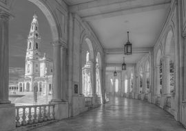Lais Puzzle - Arkade des berühmten Heiligtums von Fatima in Portugal in schwarz weiß - 500, 1.000 & 2.000 Teile