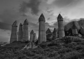 Lais Puzzle - Einzigartige geologische Formationen im Tal der Liebe in Kappadokien, einem beliebten Reiseziel in der Türkei in schwarz weiß - 500, 1.000 & 2.000 Teile
