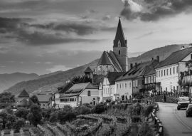 Lais Puzzle - Kirche von Weißenkirchen in der Wachau, einer Gemeinde im Bezirk Krems-Land, Wachau, Österreich in schwarz weiß - 500, 1.000 & 2.000 Teile