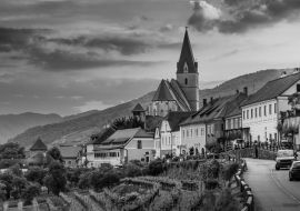 Lais Puzzle - Kirche von Weißenkirchen in der Wachau, einer Gemeinde im Bezirk Krems-Land, Wachau, Österreich in schwarz weiß - 1.000 Teile