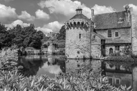 Lais Puzzle - Schloss Scotney in Kent, England in schwarz weiß - 2.000 Teile