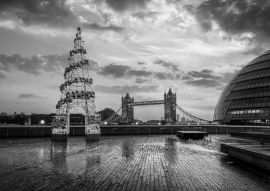 Lais Puzzle - Die Tower Bridge in London, Großbritannien, im Winter bei Sonnenaufgang mit einem festlich geschmückten Weihnachtsbaum davor in schwarz weiß - 500, 1.000 & 2.000 Teile