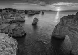 Lais Puzzle - Portugal, Algarve, Landschaft bei Praia da Marinha in schwarz weiß - 500, 1.000 & 2.000 Teile