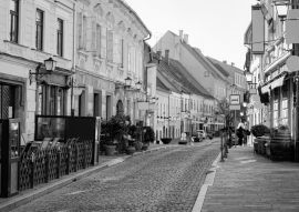 Lais Puzzle - Straßencafés mit Tischen und Stühlen im alten Stadtzentrum von Ptuj in Slowenien in schwarz weiß - 500, 1.000 & 2.000 Teile
