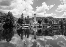 Lais Puzzle - Landschaft und Kirche des Heiligen Johannes des Täufers am Bohinjer See in Slowenien. Natur in Slovenija in schwarz weiß - 500, 1.000 & 2.000 Teile