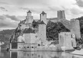 Lais Puzzle - Restaurierte mittelalterliche Burg Golubac in der Djerdap-Schlucht in Serbien in schwarz weiß - 500, 1.000 & 2.000 Teile