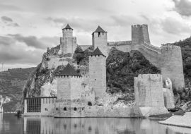 Lais Puzzle - Restaurierte mittelalterliche Burg Golubac in der Djerdap-Schlucht in Serbien in schwarz weiß - 1.000 Teile