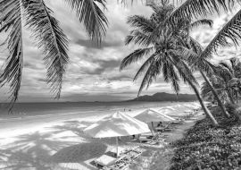 Lais Puzzle - Wunderschöne Landschaft von Nha Trang, einem tropischen Küstenurlaubsparadies in Vietnam, Südostasien in schwarz weiß - 1.000 Teile