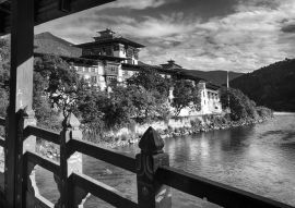 Lais Puzzle - Die Festung Punakha Dzong liegt am Zusammenfluss der beiden Flüsse Pho Chu und Mo Chu. Punakha, Bhutan in schwarz weiß - 500, 1.000 & 2.000 Teile