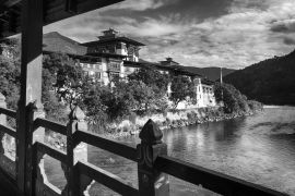 Lais Puzzle - Die Festung Punakha Dzong liegt am Zusammenfluss der beiden Flüsse Pho Chu und Mo Chu. Punakha, Bhutan in schwarz weiß - 2.000 Teile