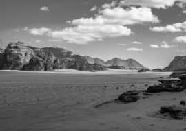 Lais Puzzle - Wadi-Rum-Wüste, Jordanien in schwarz weiß - 500, 1.000 & 2.000 Teile