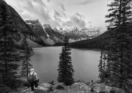 Lais Puzzle - Reisende stehen am Moraine Lake mit den kanadischen Rockies im Banff National Park in schwarz weiß - 500, 1.000 & 2.000 Teile