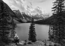 Lais Puzzle - Reisende stehen am Moraine Lake mit den kanadischen Rockies im Banff National Park in schwarz weiß - 1.000 Teile