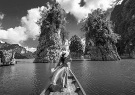 Lais Puzzle - Asiatische Frau posiert auf einem Boot im Ratchaprapha-Damm im Khao-Sok-Nationalpark in Suratthani, Thailand in schwarz weiß - 500, 1.000 & 2.000 Teile