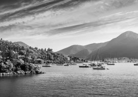 Lais Puzzle - Wunderschöne sonnige Meereslandschaft mit buntem Himmel bei Sonnenuntergang. Ionisches Meer. Griechenland in schwarz weiß - 1.000 Teile