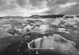 Lais Puzzle - Eisberge in der Gletscherlagune Jokulsarlon. Vatnajokull-Nationalpark, Südost-Island, Europa. Landschaftsfotografie in schwarz weiß - 500, 1.000 & 2.000 Teile