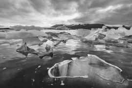 Lais Puzzle - Eisberge in der Gletscherlagune Jokulsarlon. Vatnajokull-Nationalpark, Südost-Island, Europa. Landschaftsfotografie in schwarz weiß - 2.000 Teile
