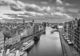 Lais Puzzle - Luftaufnahme der Altstadt von Danzig über dem Fluss Motlawa bei Sonnenaufgang, Polen in schwarz weiß - 500, 1.000 & 2.000 Teile