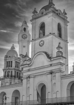 Lais Puzzle - Das historische Cabildo (altes Rathaus) aus der Kolonialzeit, Plaza de Mayo, Buenos Aires, Argentinien in schwarz weiß - 500, 1.000 & 2.000 Teile