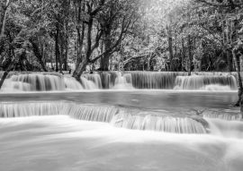 Lais Puzzle - Reise zum schönen Wasserfall im tropischen Regenwald, weiches Wasser des Baches im Naturpark in Kanchanaburi in schwarz weiß - 500, 1.000 & 2.000 Teile