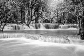 Lais Puzzle - Reise zum schönen Wasserfall im tropischen Regenwald, weiches Wasser des Baches im Naturpark in Kanchanaburi in schwarz weiß - 2.000 Teile