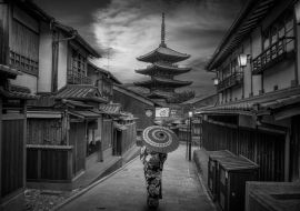 Lais Puzzle - Asiatische Frauen in traditionellen japanischen Kimonos bei der Yasaka-Pagode und in der Sannen Zaka-Straße in Kyoto, Japan in schwarz weiß - 1.000 Teile