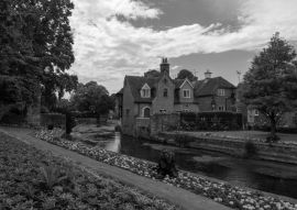 Lais Puzzle - Straße umgeben von Gebäuden und Gärten nach dem Regen in Canterbury, Vereinigtes Königreich in schwarz weiß - 500, 1.000 & 2.000 Teile