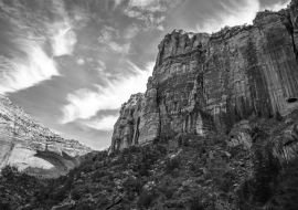 Lais Puzzle - Rote Felsenberge im Zion-Nationalpark, einem amerikanischen Nationalpark im Südwesten Utahs in der Nähe der Stadt Springdale in schwarz weiß - 1.000 Teile
