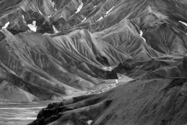 Lais Puzzle - Vulkanische Berge von Landmannalaugar im Naturschutzgebiet Fjallabak. Island in schwarz weiß - 2.000 Teile
