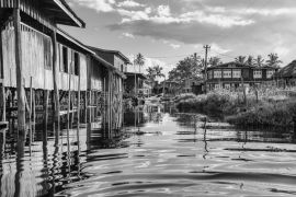 Lais Puzzle - Schwimmende Holzhäuser auf dem Inle-See in Shan, Myanmar, dem früheren Birma in schwarz weiß - 2.000 Teile