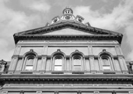 Lais Puzzle - Das Rathaus von Baltimore in schwarz weiß - 500, 1.000 & 2.000 Teile