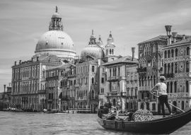 Lais Puzzle - Canal Grande, traditionelle Gondel und Basilika Santa Maria della Salute im Hintergrund, Venedig, Italien in schwarz weiß - 500, 1.000 & 2.000 Teile