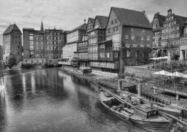 Lais Puzzle - Blick auf den Hafen von Lüneburg, Niedersachsen, Deutschland. in schwarz weiß - 500, 1.000 & 2.000 Teile