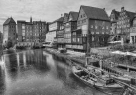 Lais Puzzle - Blick auf den Hafen von Lüneburg, Niedersachsen, Deutschland. in schwarz weiß - 1.000 Teile