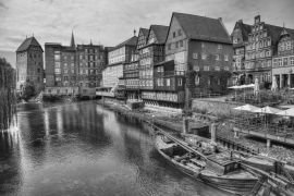 Lais Puzzle - Blick auf den Hafen von Lüneburg, Niedersachsen, Deutschland. in schwarz weiß - 2.000 Teile