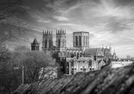 Lais Puzzle - York Minster Cathedral mit blauem Himmel und Burgmauern in schwarz weiß - 500, 1.000 & 2.000 Teile