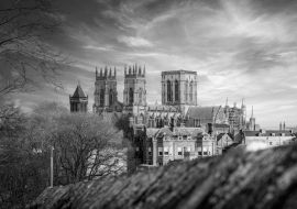 Lais Puzzle - York Minster Cathedral mit blauem Himmel und Burgmauern in schwarz weiß - 1.000 Teile