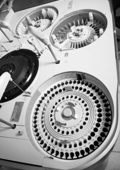 Lais Puzzle - Roboter in einem medizinischen Labor von oben in schwarz weiß - 500, 1.000 & 2.000 Teile