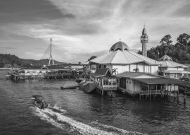 Lais Puzzle - Das Wasserdorf Kampong Ayer in Bandar Seri Begawan, Brunei in schwarz weiß - 500, 1.000 & 2.000 Teile