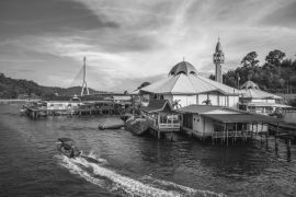 Lais Puzzle - Das Wasserdorf Kampong Ayer in Bandar Seri Begawan, Brunei in schwarz weiß - 2.000 Teile