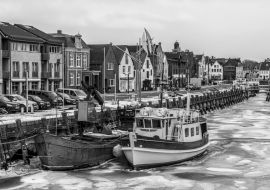 Lais Puzzle - Der Hafen von Husum im Winter in schwarz weiß - 1.000 Teile