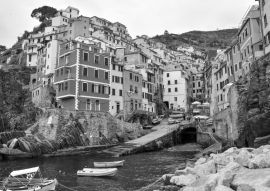Lais Puzzle - Riomaggiore Dorf in Cinque Terre Italien in schwarz weiß - 500, 1.000 & 2.000 Teile