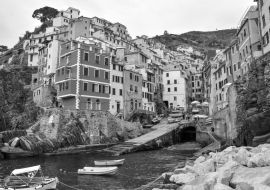 Lais Puzzle - Riomaggiore Dorf in Cinque Terre Italien in schwarz weiß - 1.000 Teile