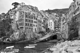 Lais Puzzle - Riomaggiore Dorf in Cinque Terre Italien in schwarz weiß - 2.000 Teile